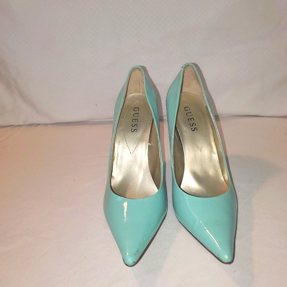 Guess pumps